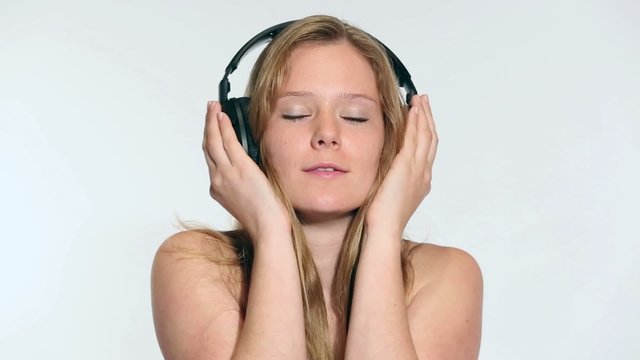 junge Frau entspannt sich mit Musik