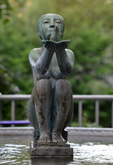 Fototapeta na wymiar fontaine...statue d'une femme assise tenant un pigeon 