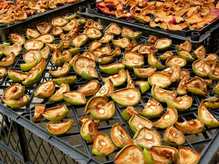 drying of pear and apple slices in home garden