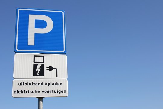 niederländisches Verkehrszeichen: Parkplatz für Elektrofahrzeuge während des Ladevorgangs