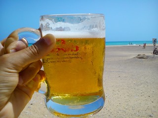 Cerveza fresca junto al mar