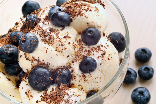 Vanilla ice cream with blueberries and chocolate