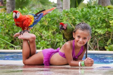petite fille avec deux perroquets ara © choucashoot