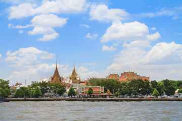 Obraz premium Wat Phra Kaew and Grand Palace alongside Chao Phraya river