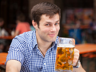 Bier trinken im Biergarten
