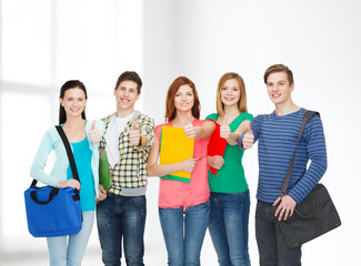 Obraz premium group of smiling students standing