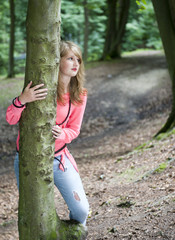 Fille dans les bois