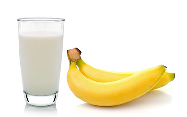 Glas melk met banaan op witte achtergrond
