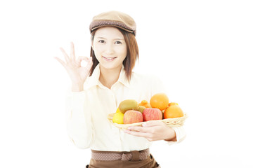 果物を持つウェイトレス