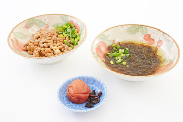 小皿に入れた納豆とモズクと梅干し