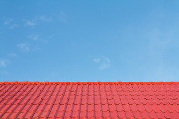 Obraz premium Red roof against blue sky