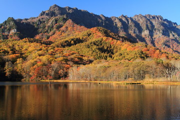 秋の戸隠高原　紅葉の鏡池と戸隠山