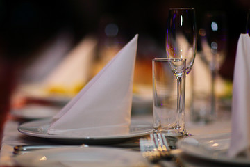 restaurant serving glass goblets