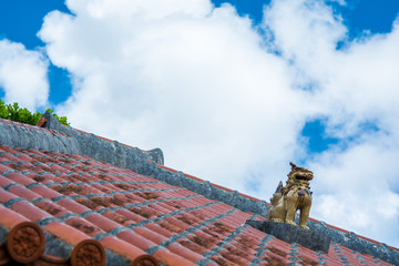 赤瓦とシーサー