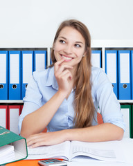 Studentin am Schreibtisch denkt nach
