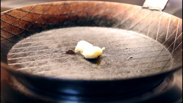 Butterschmalz wird in Eisenpfanne erhitzt
