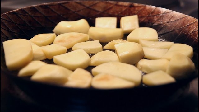 Rohe Kartoffeln in Eisenpfanne