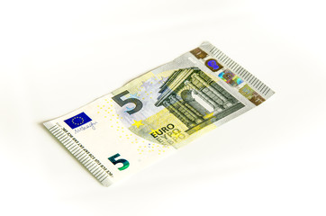 Euro Geldschein 5 auf weissem Hintergrund