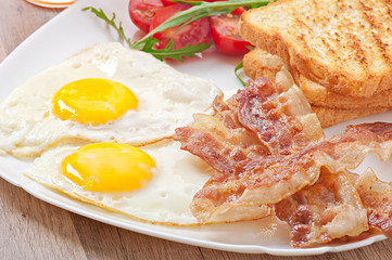 English breakfast - toast, egg, bacon and vegetables