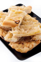 Focaccia con cipolle tagliata a quadrotti
