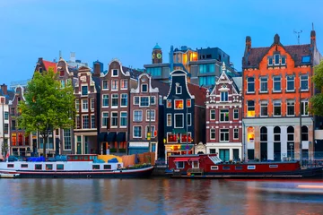 Fototapeten Nachtansicht der Stadt Amsterdam-Kanal mit holländischen Häusern © Kavalenkava