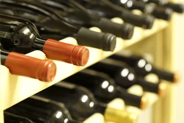 Fotobehang Flaschen im Weinkeller © rupbilder