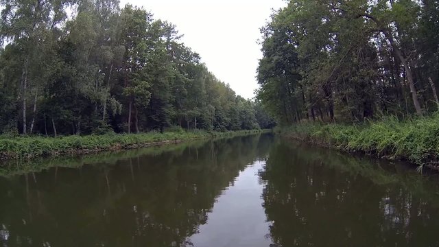 Kanal Fahrt mit dem Hausboot auf dem Kammerkanal