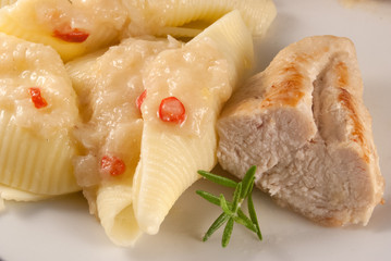 Hähnchenbrust in scharfer Birnensauce auf Conchiglioni