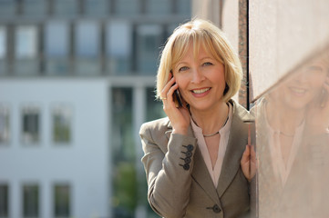 Portrait einer Geschäftsfrau mit Smartphone