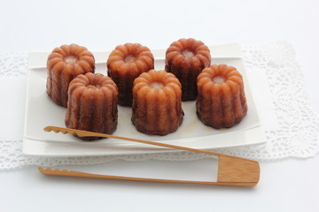 cannelés à table