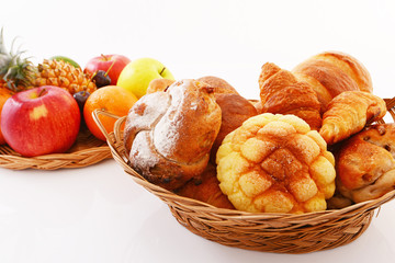 新鮮な果物とパン