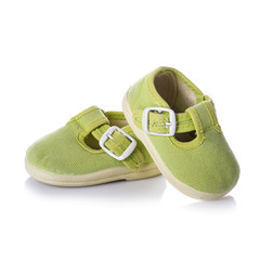 zapatillas de bebé verdes calzado con hebillas aislado en blanco