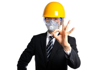 防護マスクとヘルメットを被っているスーツの男性