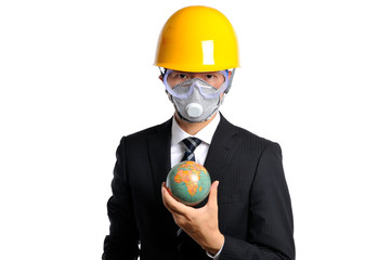 地球儀を持っているヘルメットをかぶった男性