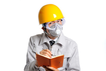 白い背景で撮影したヘルメットと防護マスクをつけた男性