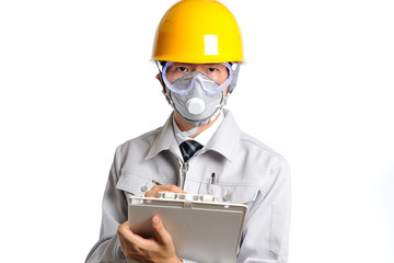 白い背景で撮影したヘルメットと防護マスクをつけた男性