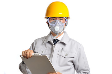 白い背景で撮影したヘルメットと防護マスクをつけた男性