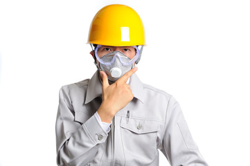 白い背景で撮影したヘルメットと防護マスクをつけた男性