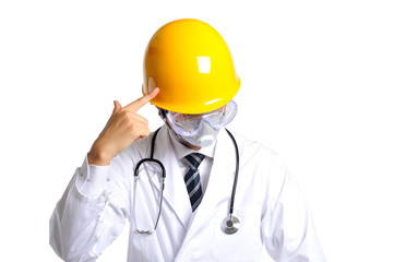 ヘルメットをして頭をかかえる医者