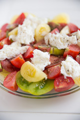 Bunter Tomatensalat mit Mozzarella