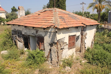 Fototapeta na wymiar An old dericlict building in Calis, Turkey