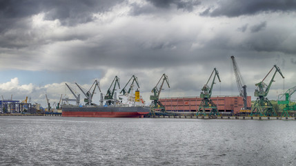 Fototapeta na wymiar Seaport before the storm