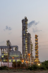 Obraz premium oil refinery industry plant at twilight morning