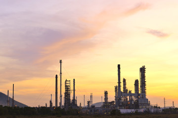 Obraz na płótnie Canvas Oil refinery at twilight - factory