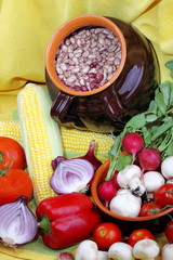 Pirofila in terracotta con fagioli,mais,funghi e ortaggi