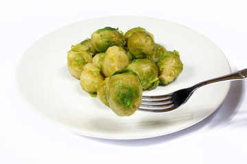 Choux de Bruxelles cuits sur assiette blanche