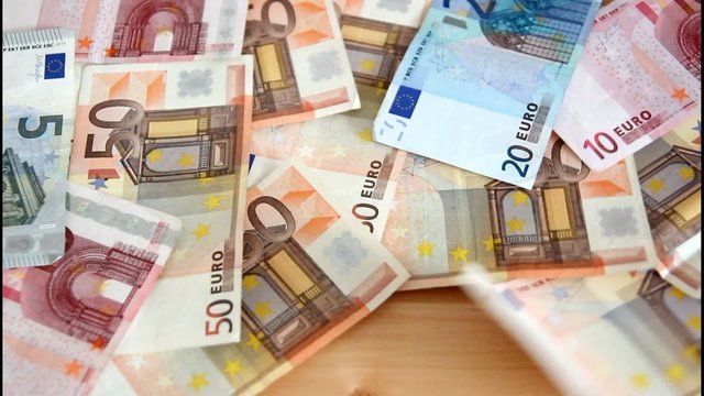 Euro Geldscheine wehen weg