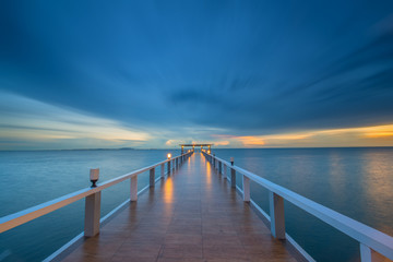 Obraz premium Landscape of Wooded bridge in the port between sunrise