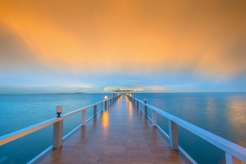 Obraz premium Landscape of Wooded bridge in the port between sunrise