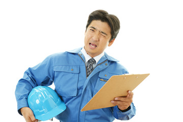 疲れた表情の作業員